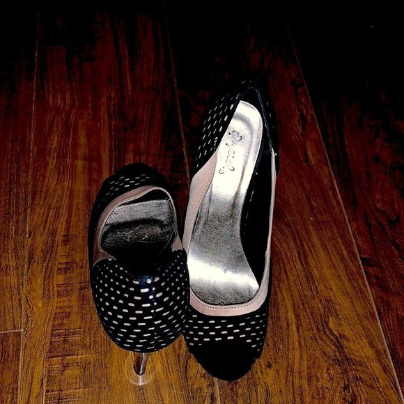 Classy black fishnet and nude heels - Picture 2 of 8